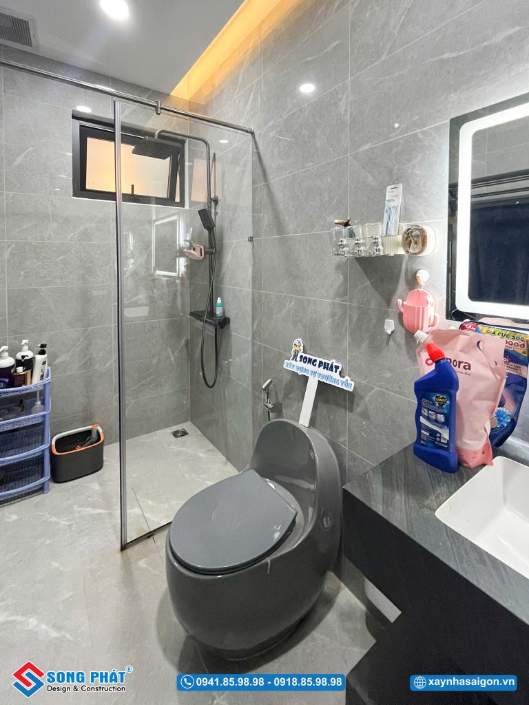 WC sử dụng vách kính chắn nước hiệu quả