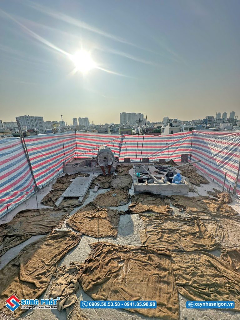 Bao che, tưới ẩm bảo dưỡng bê tông sàn