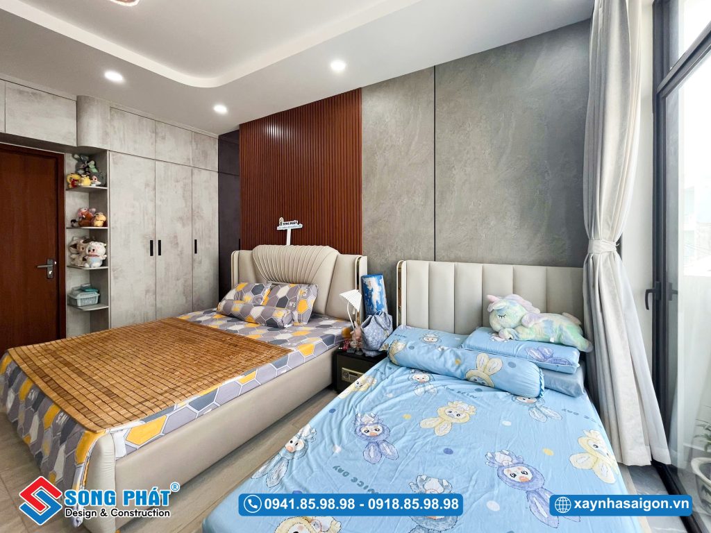 Hệ lam gỗ kết hợp vách PVC hiệu ứng bê tông tạo điểm nhấn cho khu vực đầu giường