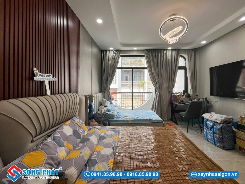 Tương tự phòng ngủ 1, không gian của phòng ngủ 2 cũng được tối ưu ánh sáng tự nhiên nhờ hệ cửa kính lớn ra ban công