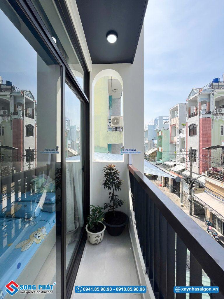 Ban công phòng ngủ lầu 2 được chừa đúng với mật độ xây dựng
