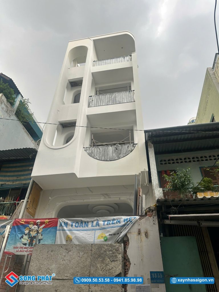 Mặt tiền ngôi nhà đang thi công