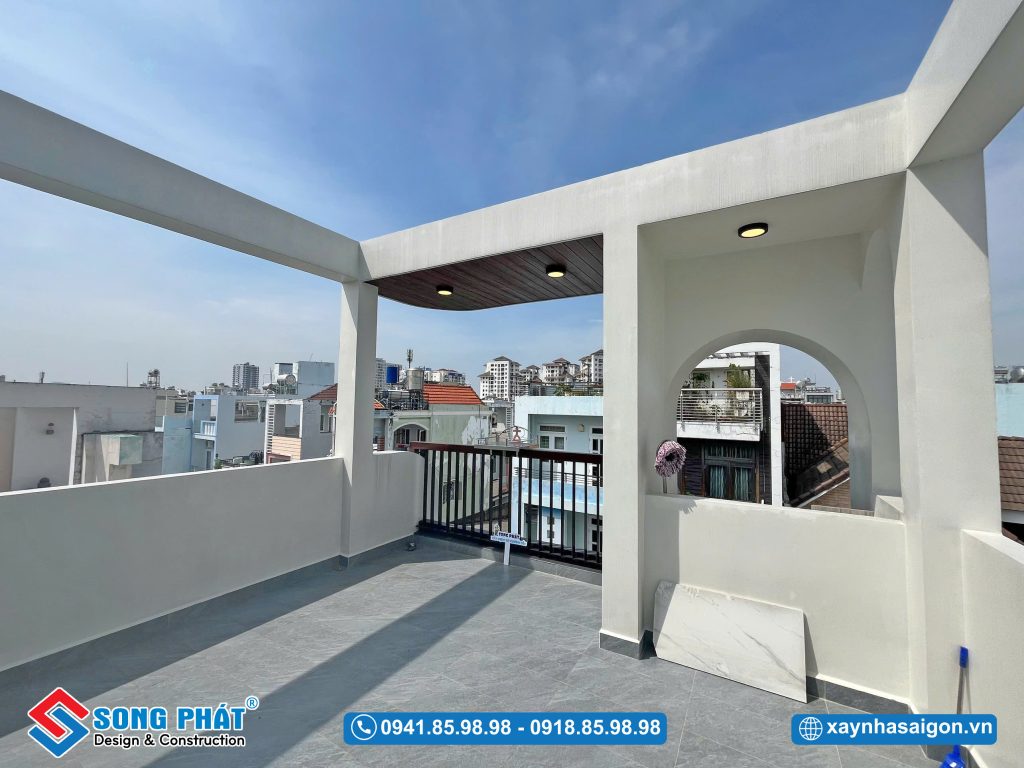 Sân thượng thoáng đạt với seno ốp lam gỗ thẩm mỹ