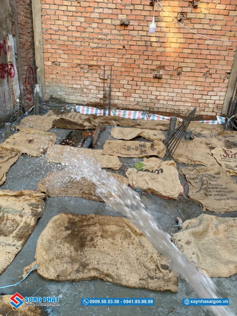 Bao che, tưới ẩm bảo dưỡng bê tông sàn