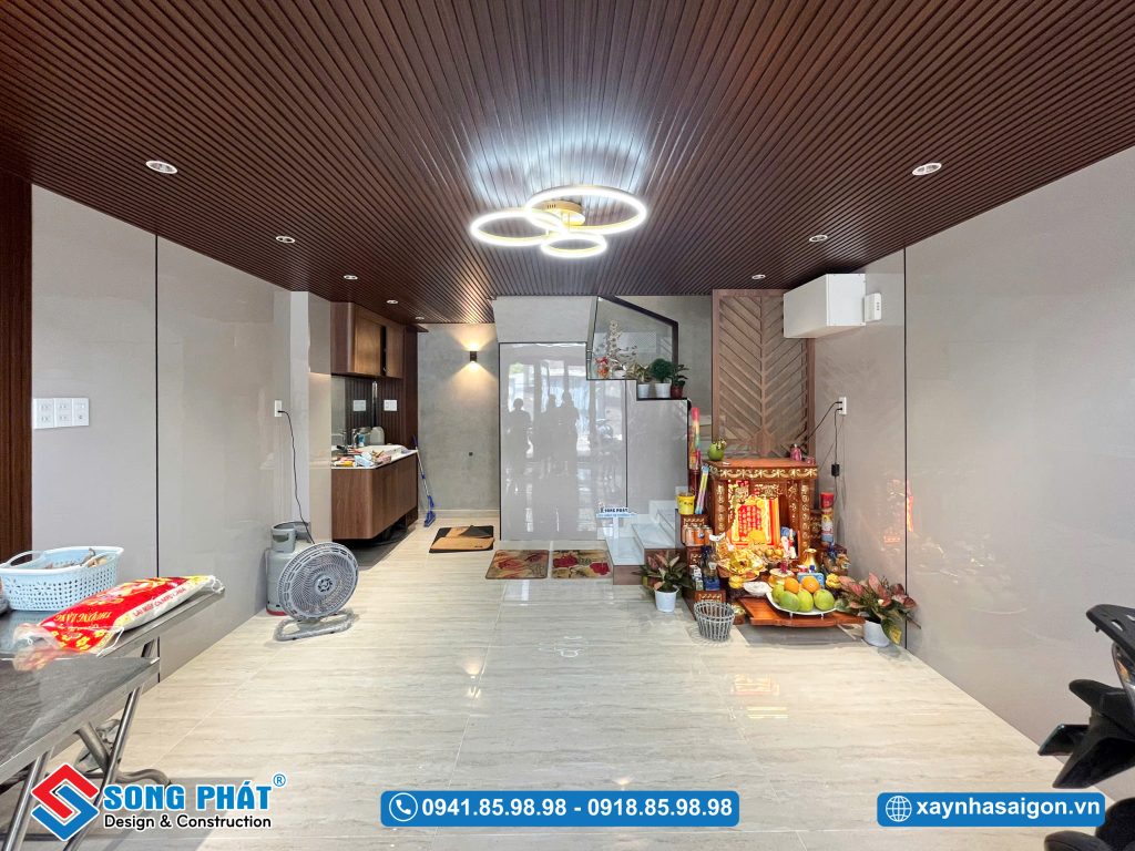 Trần lam gỗ tạo điểm nhấn thẩm mỹ cho nhà 5 tầng 4m4x12m6