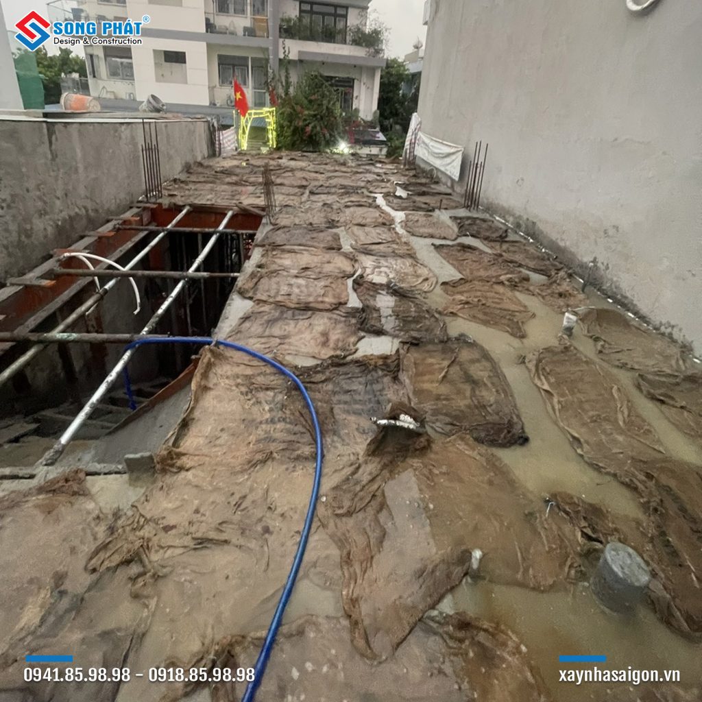 Bao che, tưới ẩm bảo dưỡng bê tông sàn