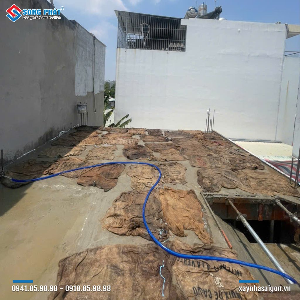 Bao che, tưới ẩm bảo dưỡng bê tông sàn