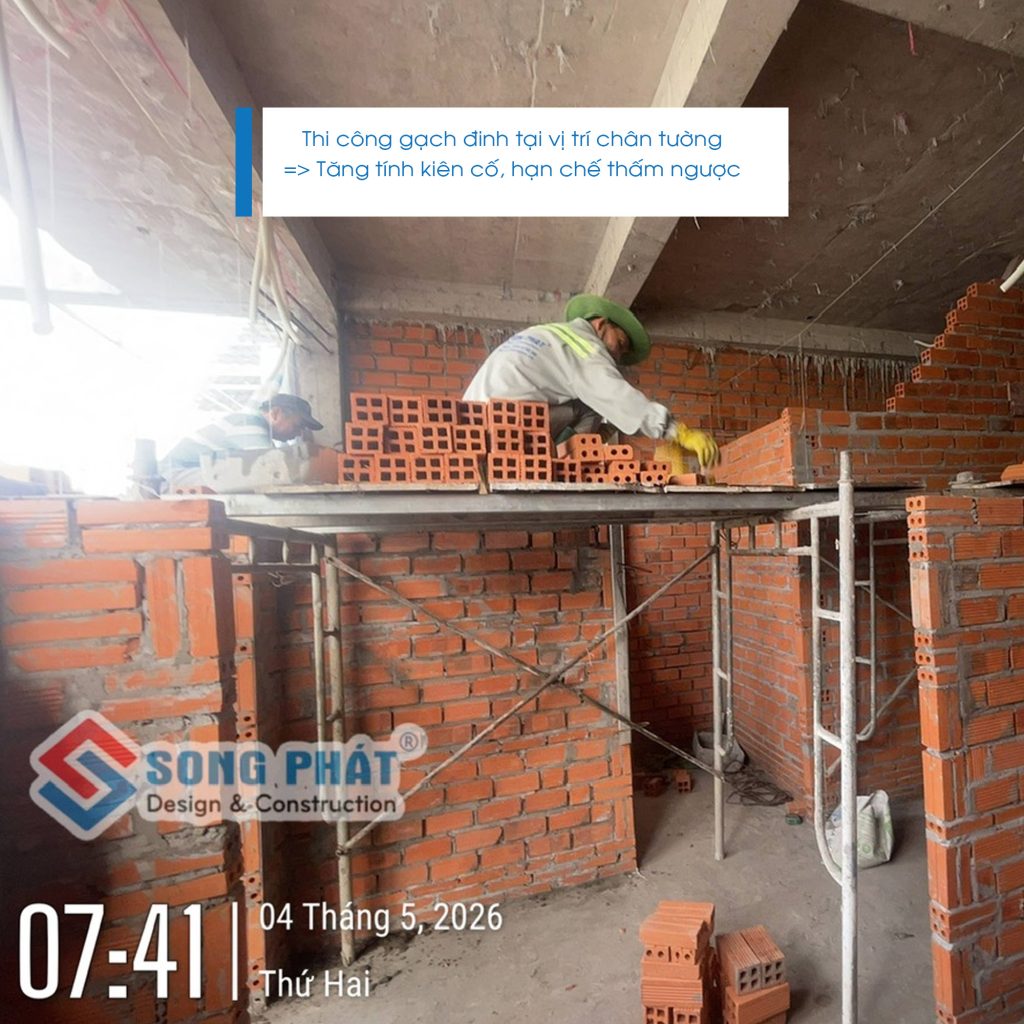 04/05 xây tường ngăn lầu 2