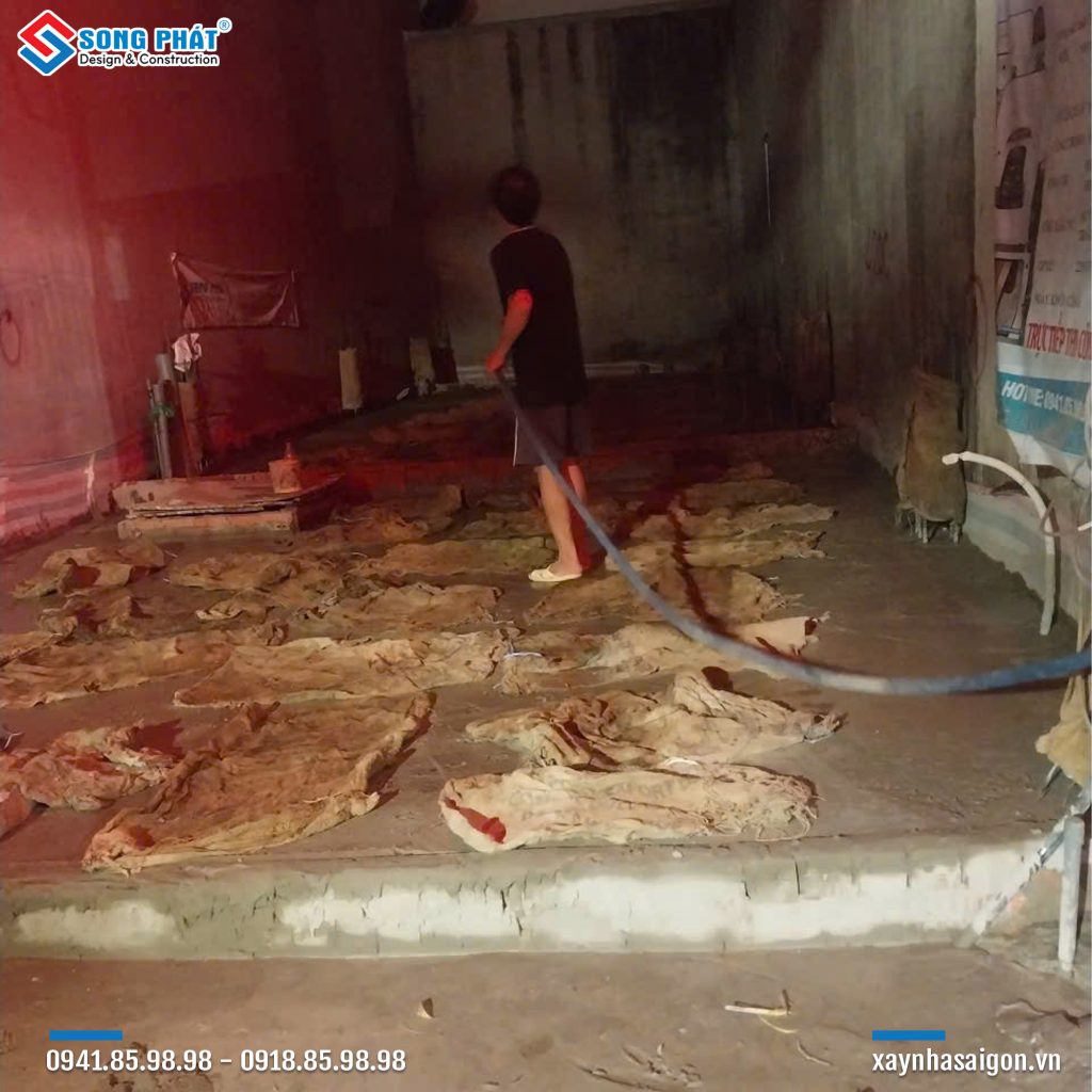 Bao che, tưới ẩm bảo dưỡng bê tông sàn