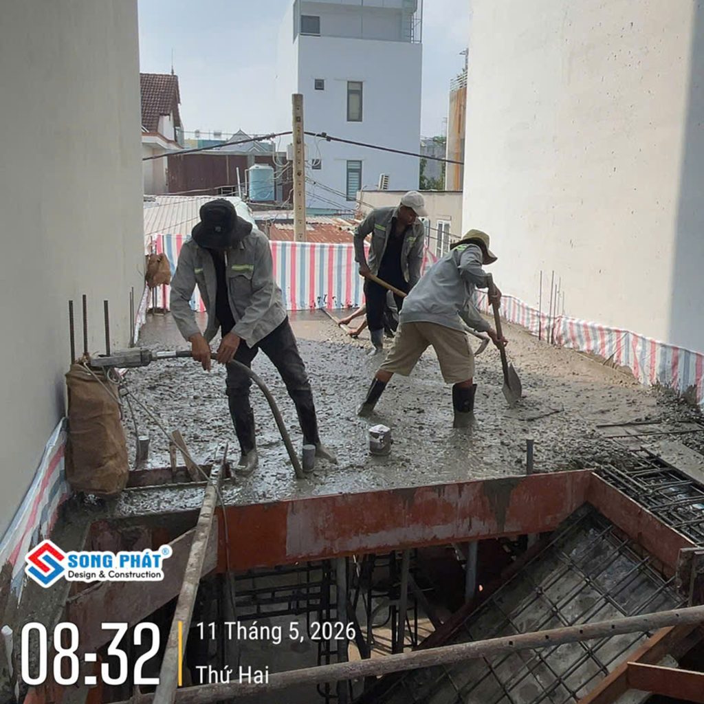 11/05 tiến hành đổ bê tông sàn lầu 1