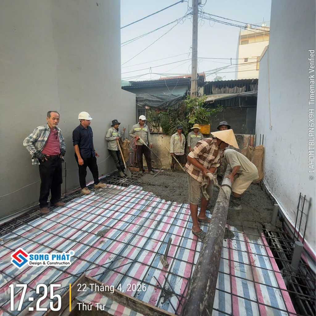 22/04 Tiến hành đổ bê tông sàn – trệt