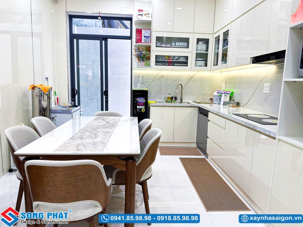 Khu vực bếp hiện đại và tiện nghi.