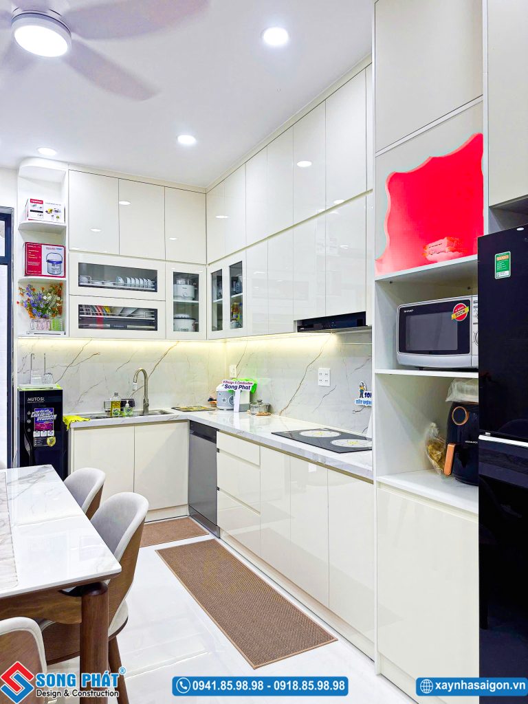Không gian bếp chữ L gọn gàng.