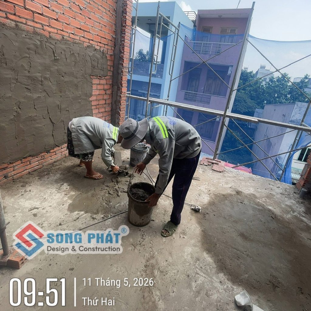 11/05 tô tường lầu 2 khu vực WC và sân trước
