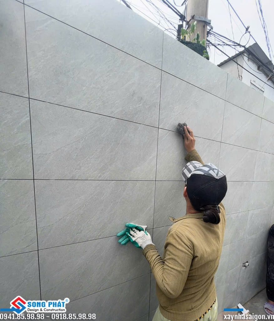 14/09 thi công ốp lát gạch sân sau.