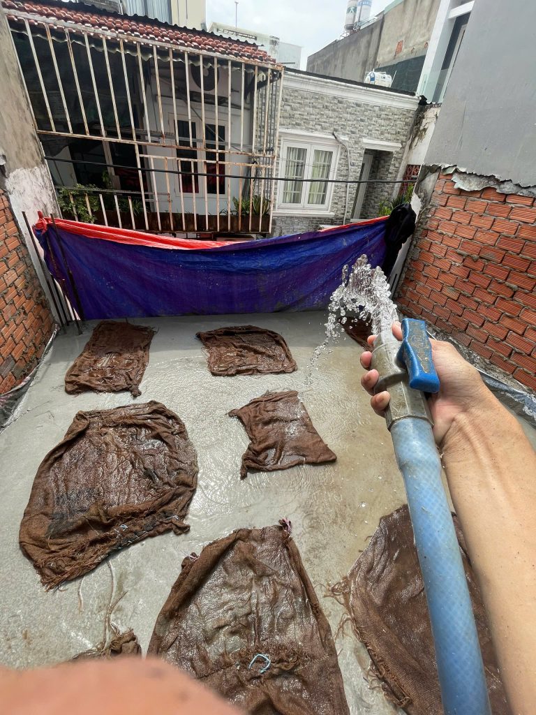 Công tác bảo dưỡng bê tông dầm sàn lầu 1.