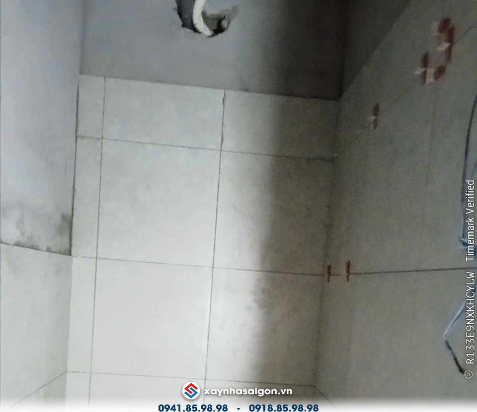1/10 ốp lát gạch wc lầu 1.