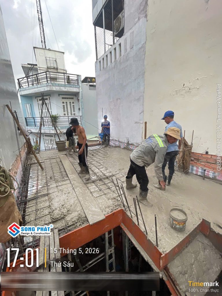 15/05 Tiến hành đổ bê tông sàn lầu 2 