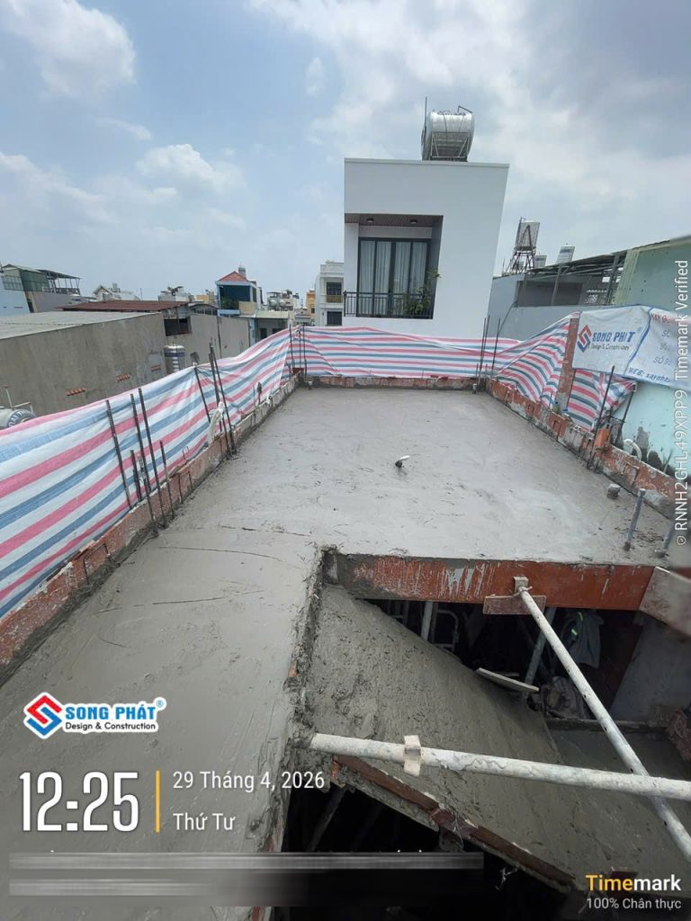 29/04 Hoàn thiện đổ bê tông sàn sân thượng 