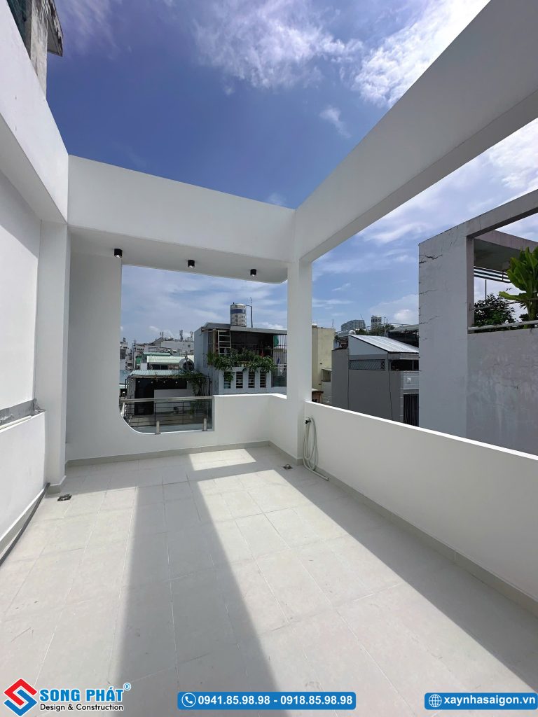 Khu vực sân thượng rộng rãi.