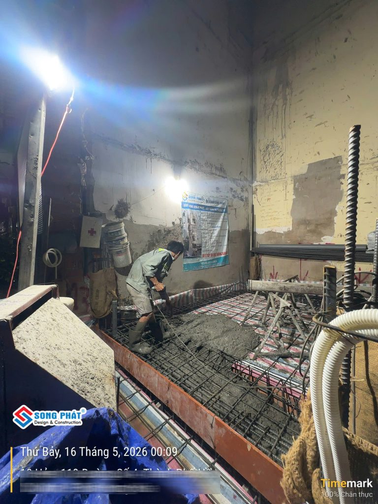 16/05 Tiến hành đổ bê tông sàn trệt