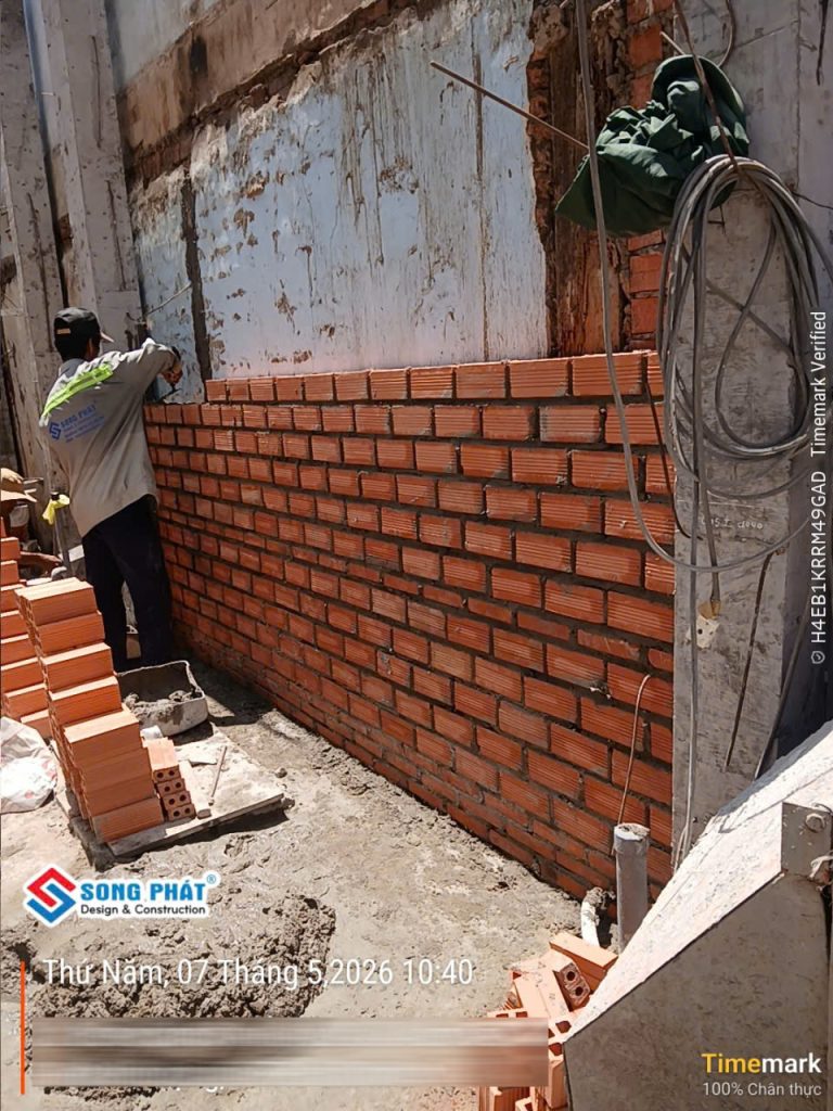 07/05 Tiến hành xây tường bao tầng trệt 