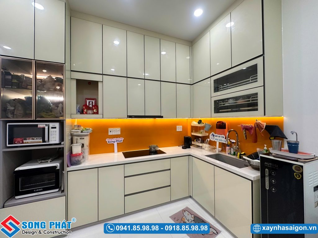 Bếp chữ L khu vực tầng trệt.