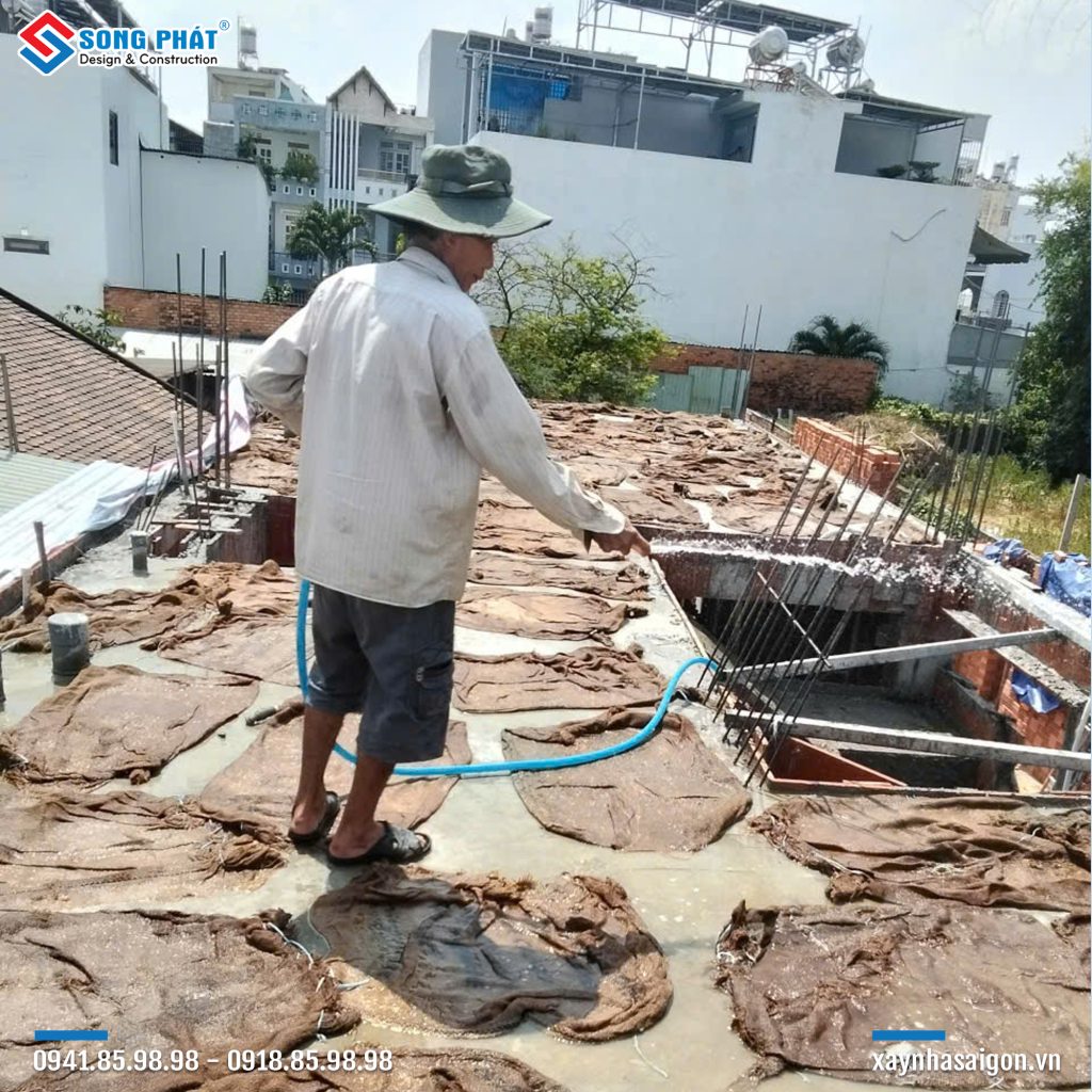 Bao che, tưới ẩm bảo dưỡng bê tông sàn