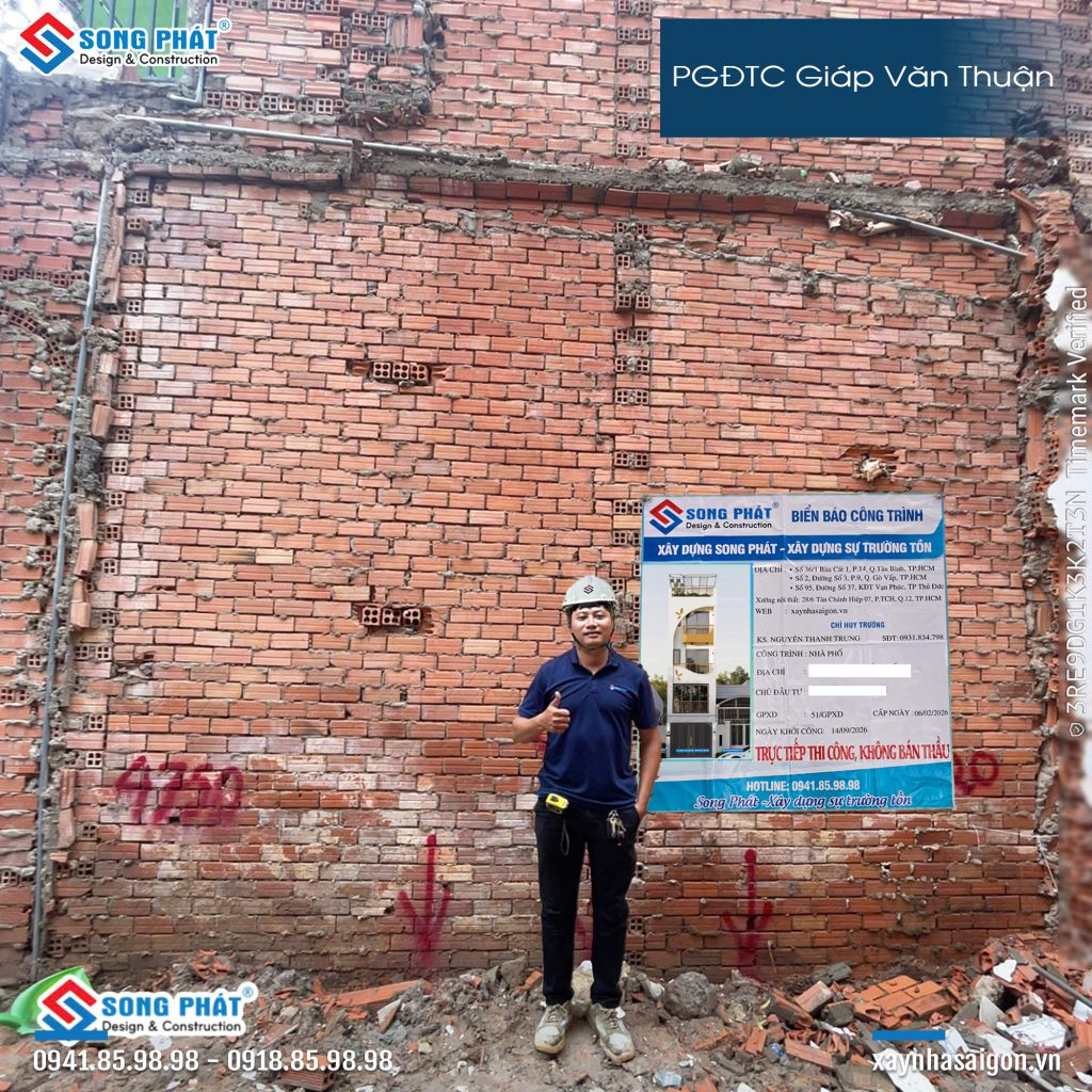 Kỹ sư Song Phát trong ngày đầu khởi công.
