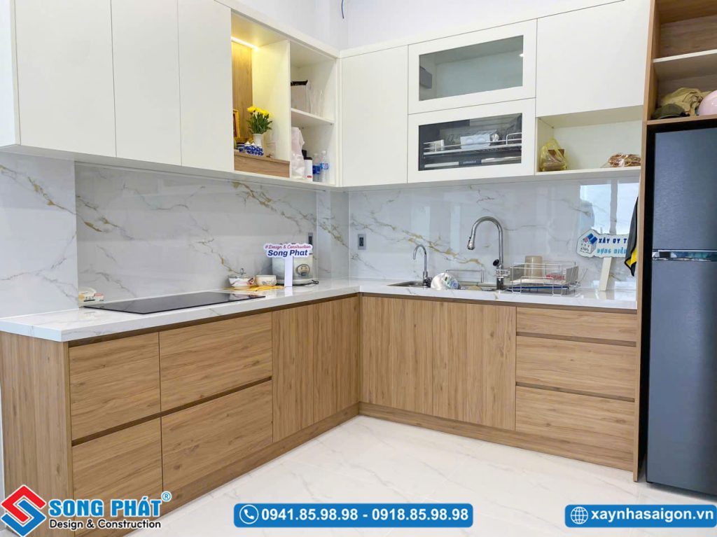 Bếp chữ L khu vực tầng trệt.