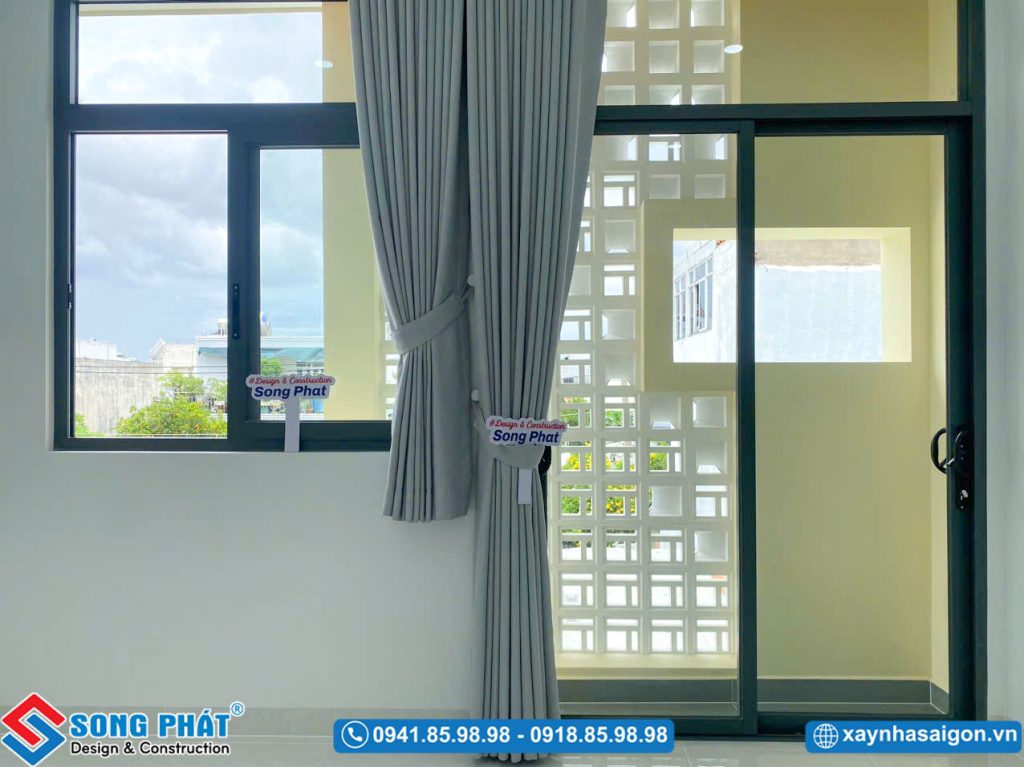 Không gian phòng ngủ ngập tràn ánh sáng.