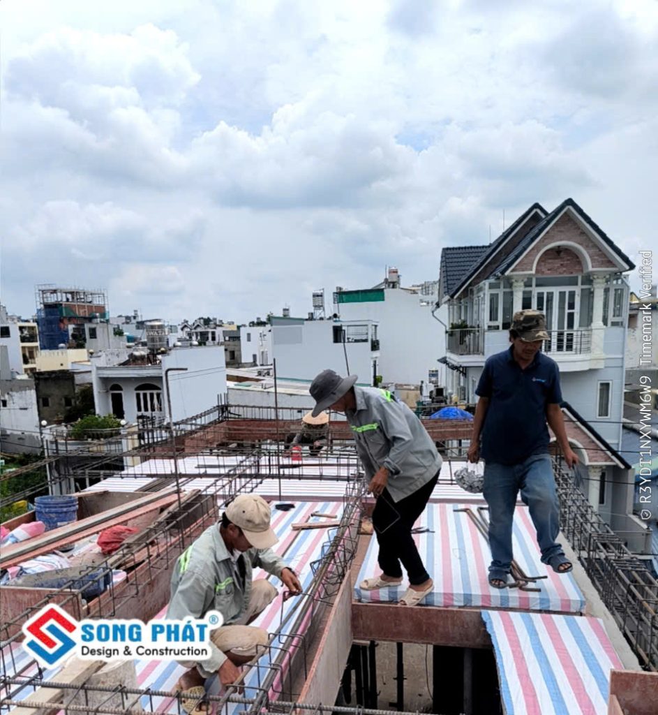 01/06 gia công lắp dựng cốp pha sàn mái.