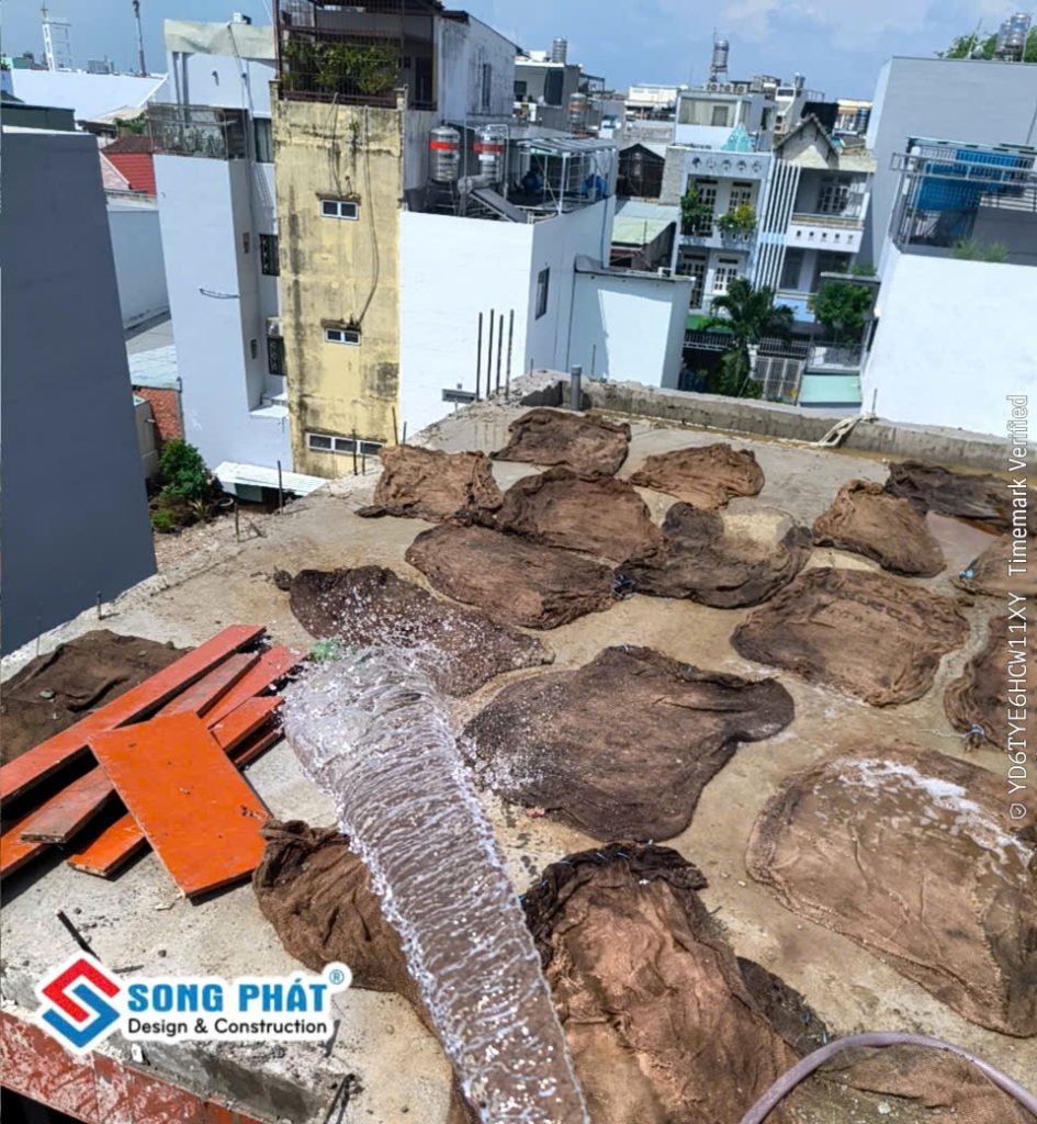 05/06 bảo dưỡng bê tổng dầm sàn mái.