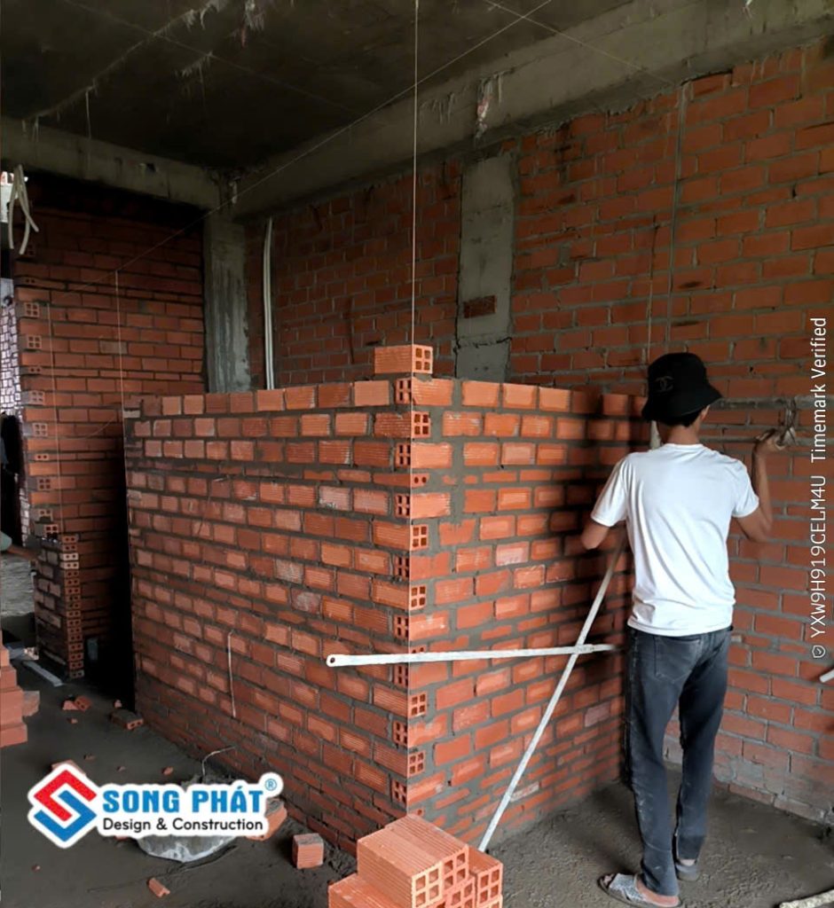 08/06 xây tường ngăn.