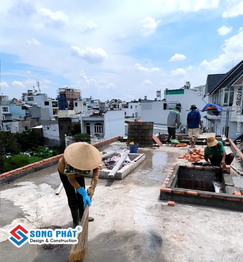 10/06 đổ bê tông gờ mái.
