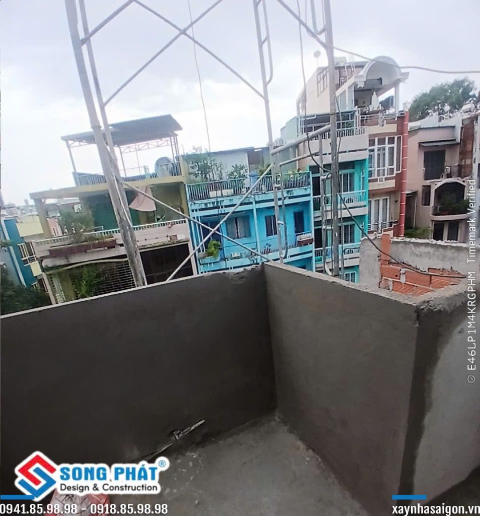 10/08 tô tường bao trước sân thượng.