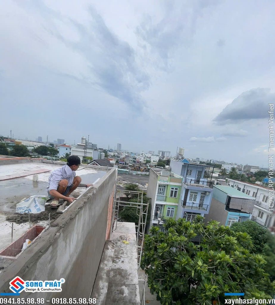 10/08 thi công xây tường mái.