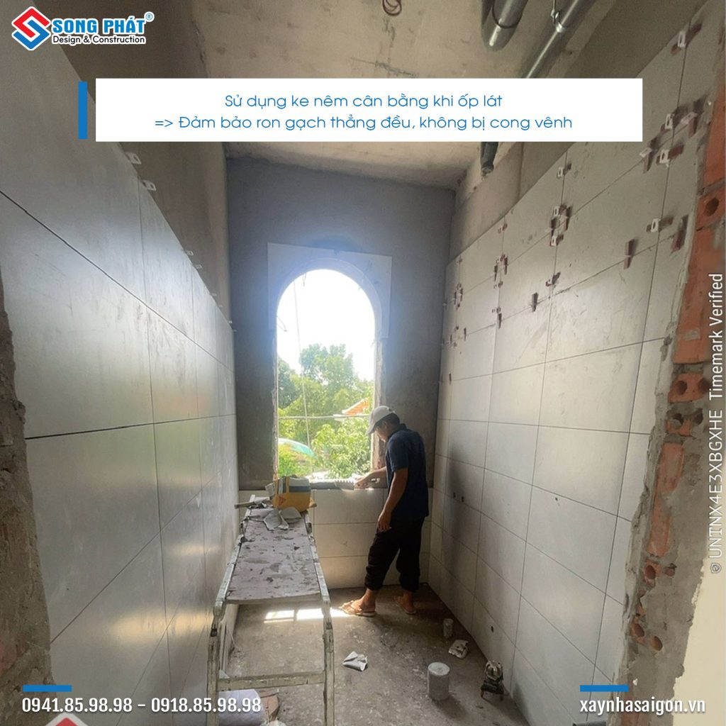11/07 thi công ốp lát nhà vệ sinh các lầu.