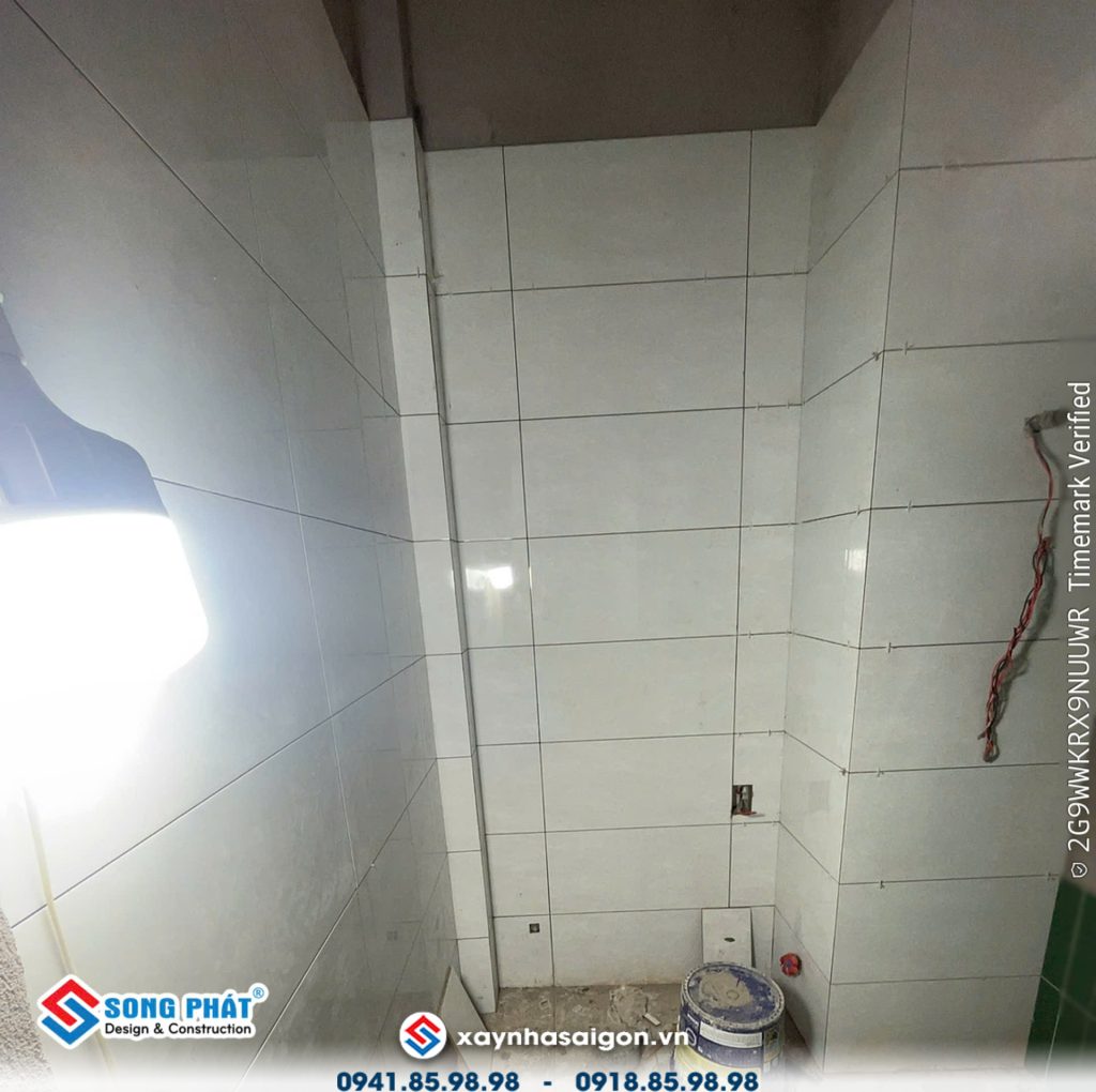 11/08 ốp tường WC lầu 2.