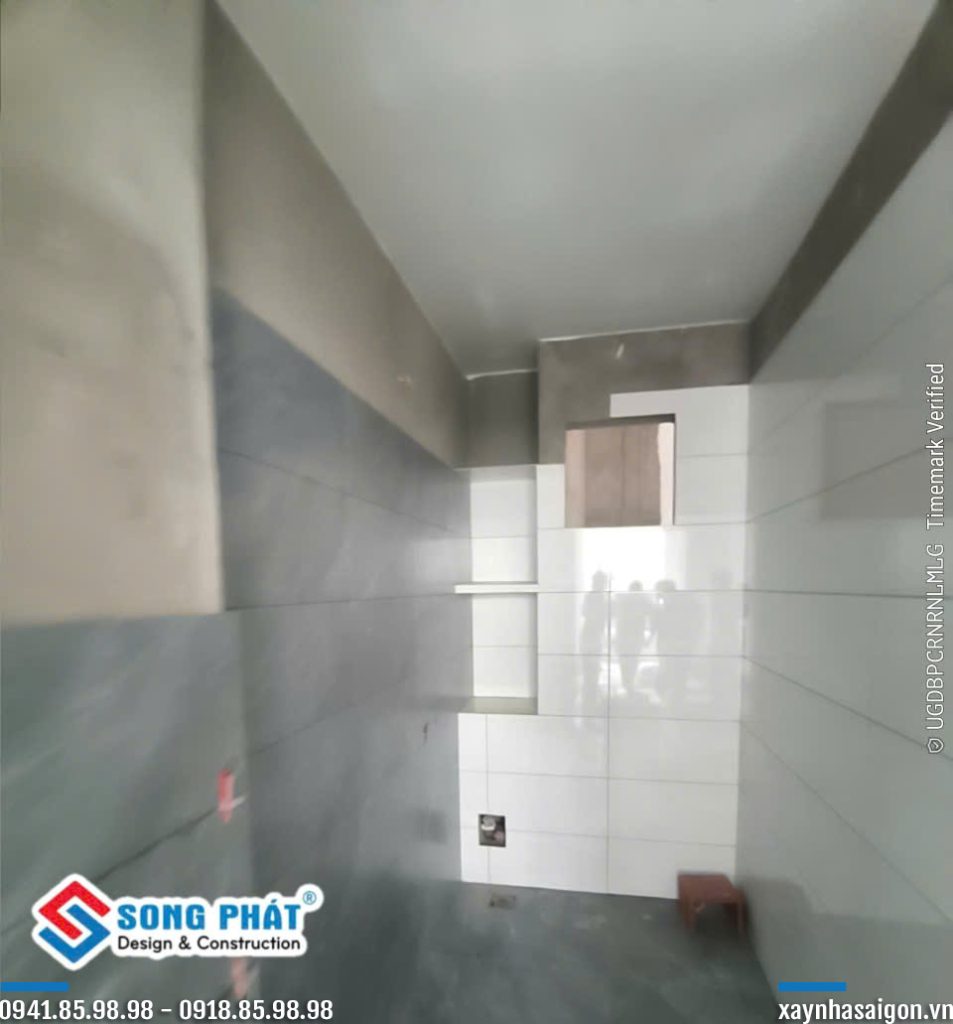 11/08 ốp tường nhà vệ sinh 3.