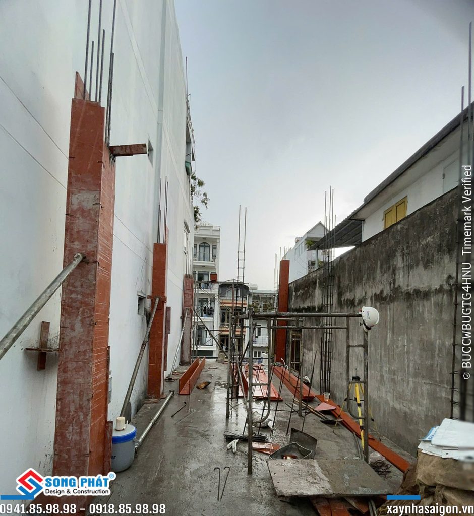 11/09 đổ bê tông cột lầu 2.