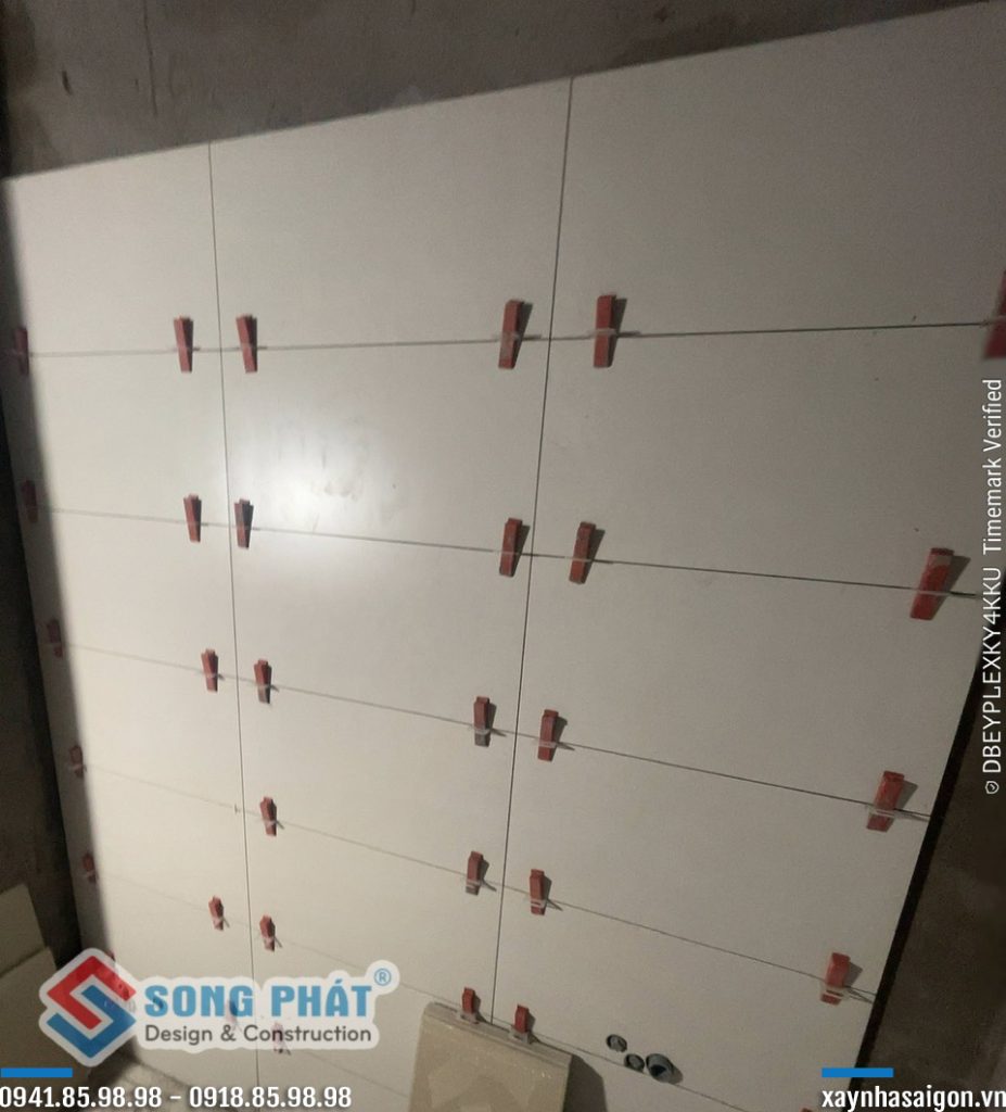 14/09 lát WC lầu 1 + lầu 2.