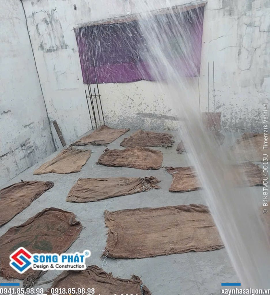 Công tác bảo dưỡng bê tông dầm sàn lầu 1.