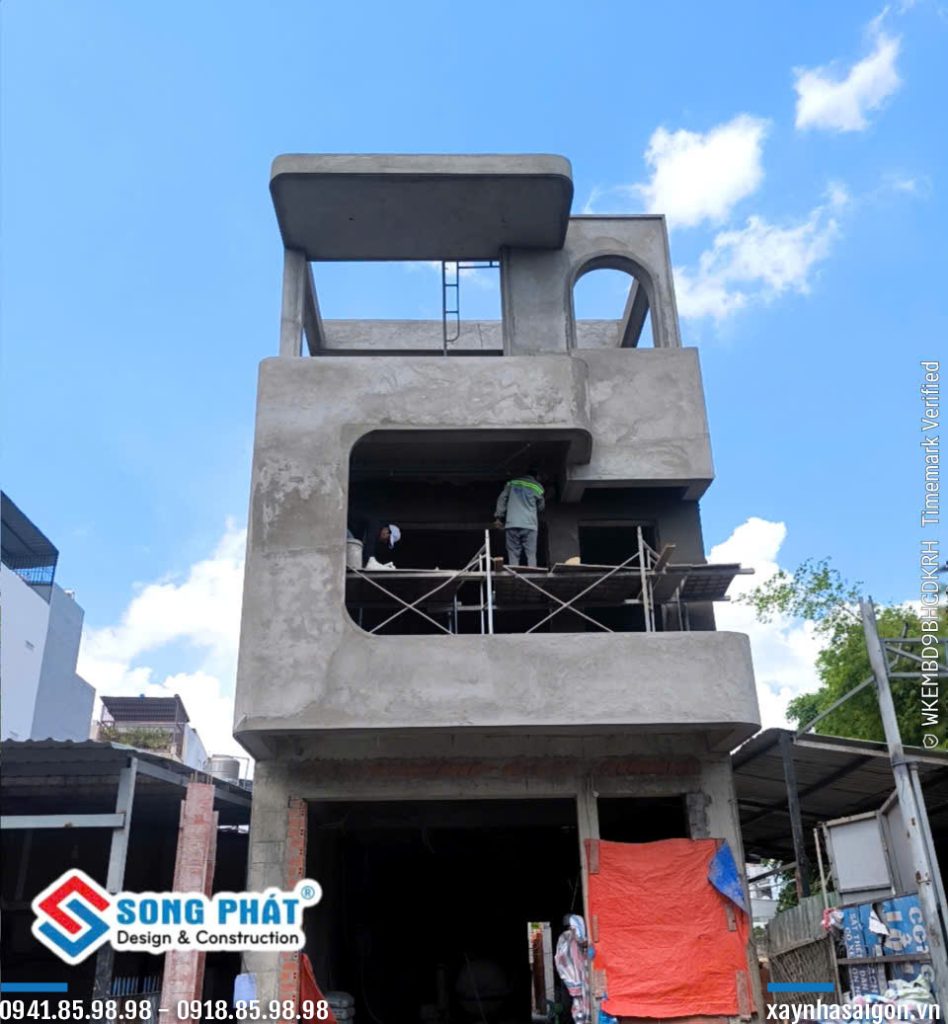 Tháng 07 mặt tiền công trình anh Sơn đang thi công.