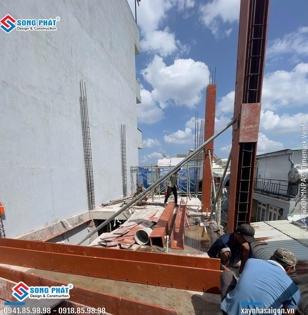 13/07 gia công lắp dựng thép cột, cốp pha cột.