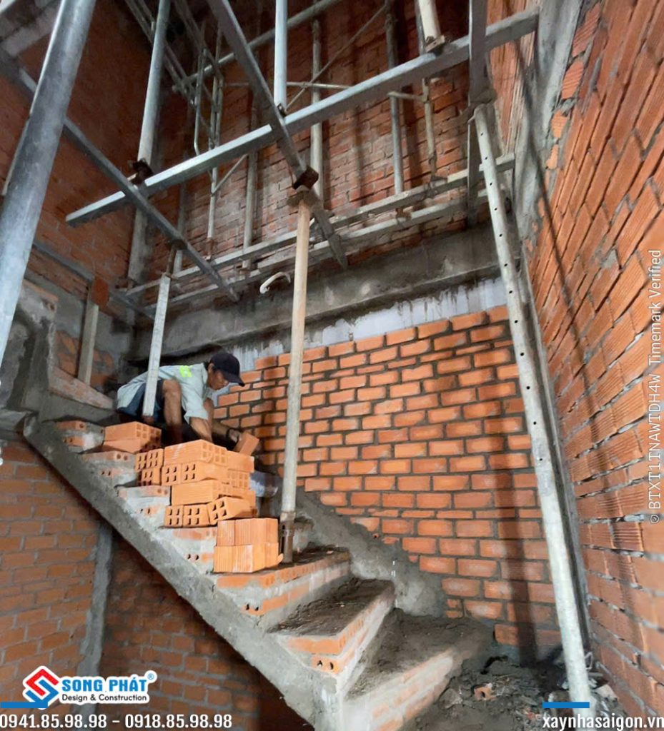 12/08 xây tường ngăn lầu 1.
