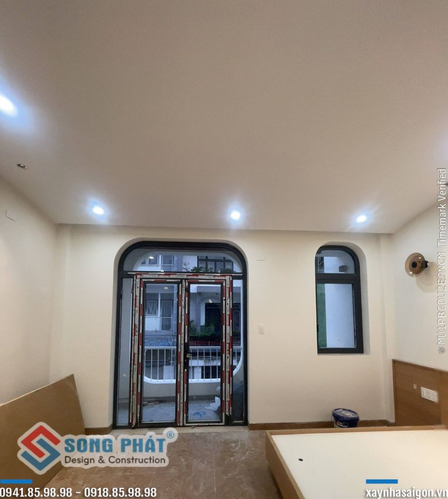 13/08 dặm sơn nước và lắp đặt thiết bị nội thất.