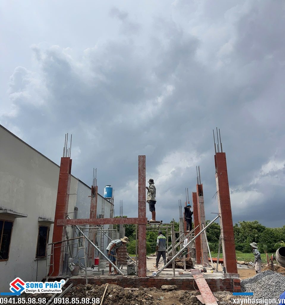 12/08 đổ bê tông cột trệt.