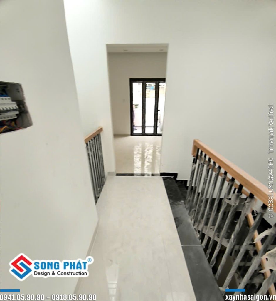 14/09 thi công dặm vá trong và ngoài nhà.