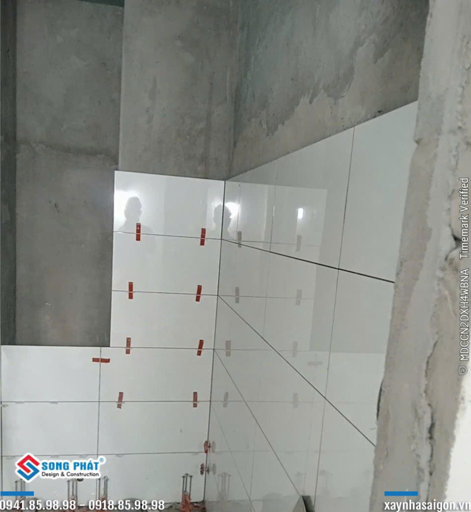 15/07 thi công ốp lát nhà vệ sinh lầu 1.